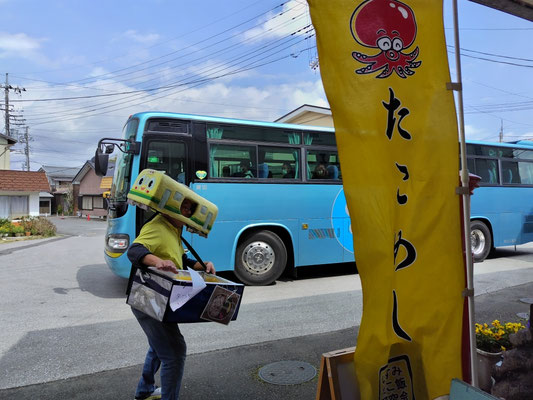 代行バスにも立ち売り