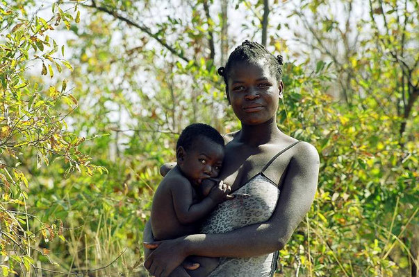 Timore e orgoglio in questa madre e figlio nel delta dell'Okawango, in Botswana