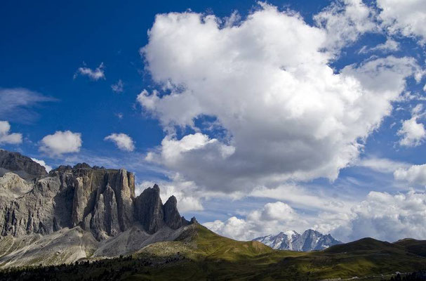 Dal rifugio Comici, vista del gruppo del Sella e sullo sfodo il ghiacciaio della Marmolada.