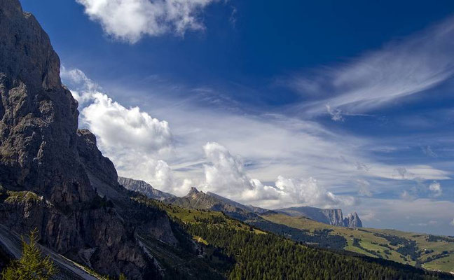 Sullo sfondo sempre l'altopiano dello Sciliar con la cima Santner.