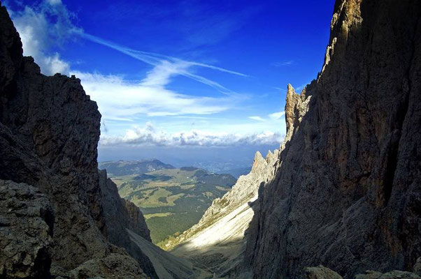 Discesa verso il rifugio Vicenza. Sullo sfondo l'altopiano dello Sciliar.