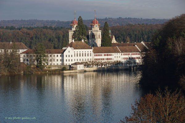 Klosterinsel Rheinau - Das Kloster Rheinau ist eine ehemalige Benediktinerabtei auf der Rheininsel. Es wurde ca 778 gegründet und 1862 aufgehoben. Von 1867-2000 war in den Klostergebäuden eine psychiatrische Klinik untergebracht.