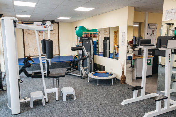 Verschiedene Geräte und Gymnastikmatte im Fitnessstudio