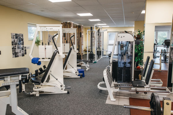 Verschiedene Beinmaschinen im Fitnessstudio