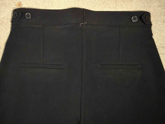 Elouise 6049020700-W5-099-back pockets