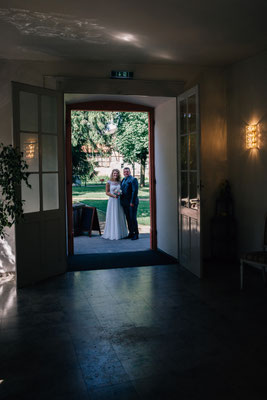 Standesamt Rheinheim, Braut, Bräutigam, Einzug, Brautvater, Hochzeitsgesellschaft, Hochzeitsfotografin Rheingau, Wiesbaden, Umgebung