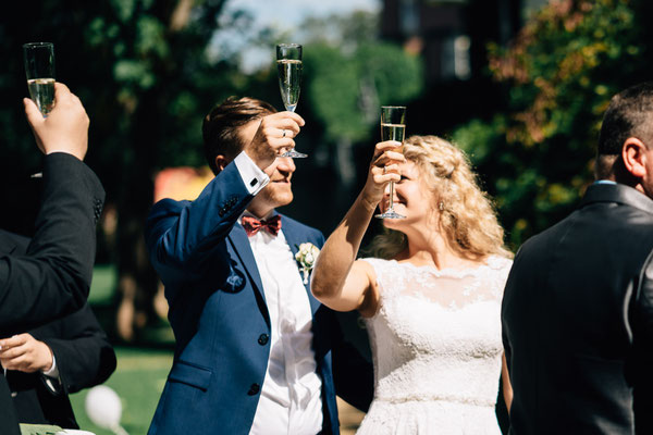 Standesamt Rheinheim, Braut, Bräutigam, Cheers, Auszug, DIY-Hochzeit, Sommerhochzeit, Hochzeit, Hochzeitsfotografin Rheingau, Wiesbaden, Umgebung