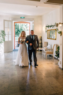Standesamt Rheinheim, Braut, Bräutigam, Einzug, Brautvater, Hochzeitsgesellschaft, Hochzeitsfotografin Rheingau, Wiesbaden, Umgebung