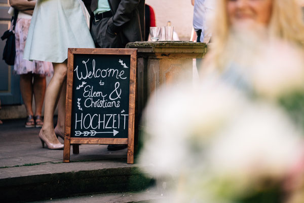 Standesamt Rheinheim, Braut, Bräutigam, Trauung, Auszug, DIY-Hochzeit, Sommerhochzeit, Hochzeitsfotografin Fotografin, Rheingau, Wiesbaden, Umgebung