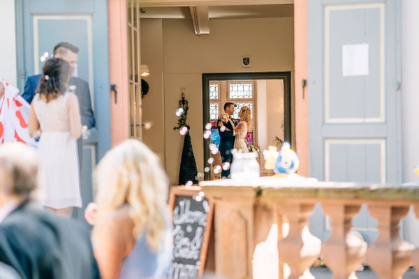 Standesamt Rheinheim, Braut, Bräutigam, Trauung, standesamtliche Trauung, Hochzeit, Hochzeitsfotografin Rheingau, Wiesbaden, Umgebung
