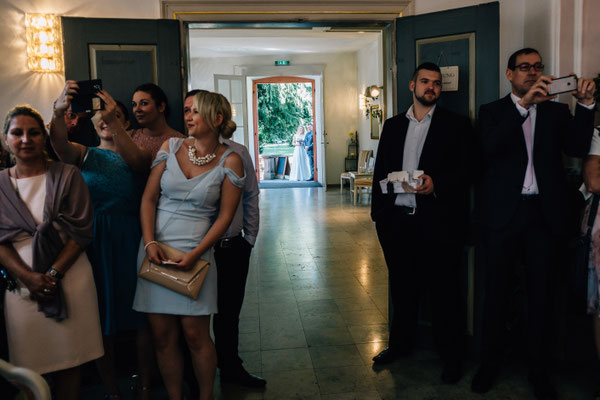 Standesamt Rheinheim, Braut, Bräutigam, Einzug, Brautvater, Hochzeitsgesellschaft, Selfie, Hochzeitsfotografin Rheingau, Wiesbaden, Umgebung