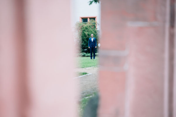 Standesamt Rheinheim, Bräutigam, Getting ready, Hochzeitsfotografin Rheingau, Wiesbaden, Umgebung