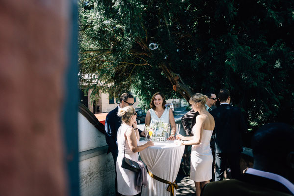 Standesamt Rheinheim, Braut, Bräutigam, Trauung, Auszug, DIY-Hochzeit, Sommerhochzeit, Hochzeit, Hochzeitsfotografin Rheingau, Wiesbaden, Umgebung