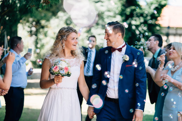 Standesamt Rheinheim, Braut, Bräutigam, Trauung, Auszug, Seifenblasen, Sommerhochzeit, Hochzeit, Hochzeitsfotografin Rheingau, Wiesbaden, Umgebung