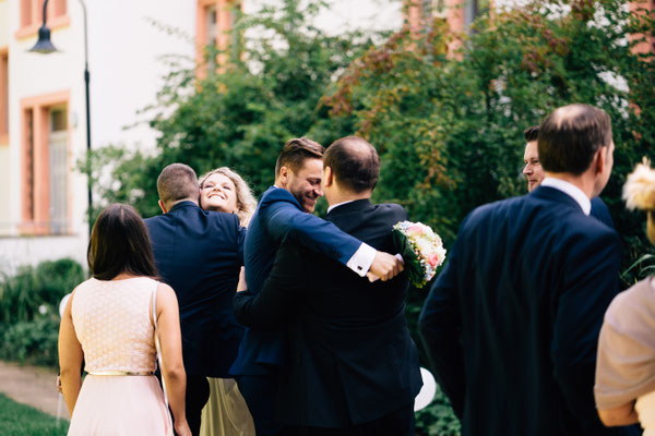 Standesamt Rheinheim, Braut, Bräutigam, Trauung, Auszug, DIY-Hochzeit, Sommerhochzeit, Hochzeit, Hochzeitsfotografin Rheingau, Wiesbaden, Umgebung
