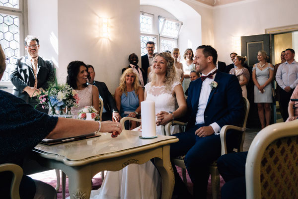 Standesamt Rheinheim, Braut, Bräutigam, Trauung, standesamtliche Trauung, Hochzeitsgesellschaft, Hochzeit, Hochzeitsfotografin Rheingau, Wiesbaden, Umgebung