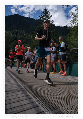 Jim Walmsley sur la passerelle des tennis. Même après 169 km, toujours pas d'attaque talon !