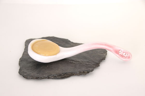 Cuillère en céramique dans laquelle se trouve du Miel de Manuka de Nouvelle-Zélande réputé pour être bon pour la peau