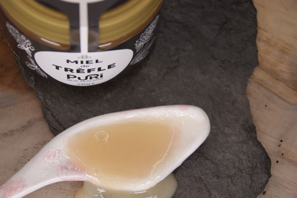 Cuillère réalisée de Miel en céramique fabriquée par Lauriane Heintz, @_aiguemarine sur Instagram