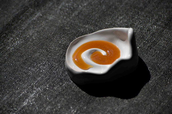 Photo d'un présentoir blanc pour mettre en lumière le célèbre Miel de Manuka NPA 24+ de Nouvelle-Zélande proposé par Puri New Zealand