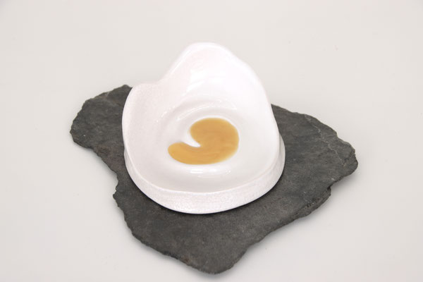 Un présentoir en céramique dans lequel se trouve du Miel de Manuka rare et pur de Nouvelle-Zélande