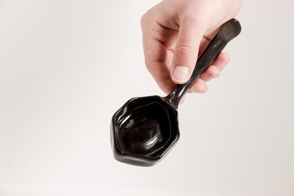 Photo d'une Cuillère en céramique pour manger le Miel de Manuka de Nouvelle-Zélande réalisée par Lauriane Heintz, @_aiguemarine sur Instagram