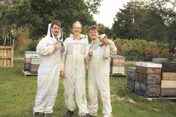 Photo d'Adrien et Antonin de Puri New Zealand avec Peter l'apiculteur, le spécialiste de Manuka de Nouvelle-Zélande