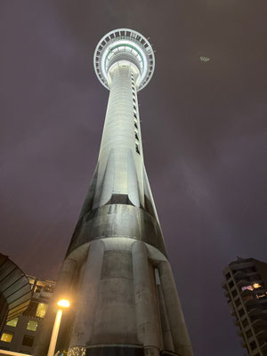 La Sky Tower d'Auckland de très près permet de voir à quel point elle est haute