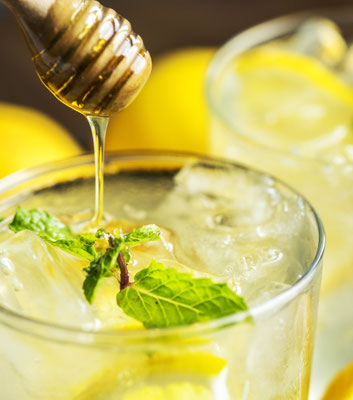 Photographie d'une boisson froide avec du citron et du miel de manuka de nouvelle-zélande