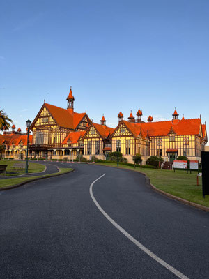 Immense maison de Rotorua dans l'île nord de la Nouvelle-Zélande connu pour ses sources d'eau chaude