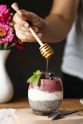 Photographie d'un smoothie fait maison aux fruits rouges à base de Miel de Manuka