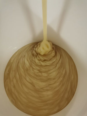 Déversement du Miel de Thym crémeux de Nouvelle-Zélande mis en seau de 10kg