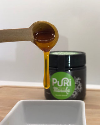 Miel de Manuka de Nouvelle-Zélande Puri New Zealand avec cuillère dégoulinante de Miel