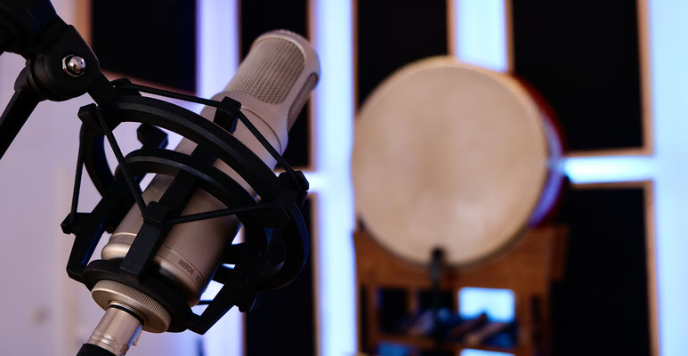 Rode K2 Mikrofon vor Taiko im im Aufnahmeraum der Planet-Ton-Studios
