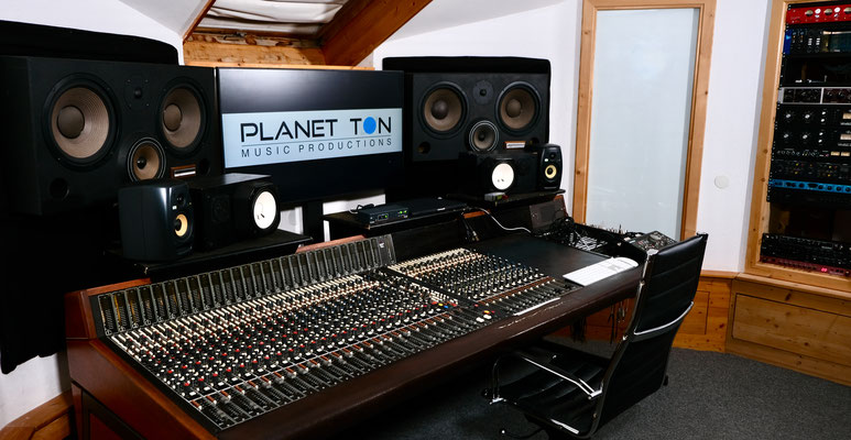 Mischpult und Monitore im Regieraum der Planet-Ton-Studios