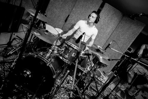 Thomas Sporrer spielt Schlagzeug im Aufnahmeraum der Planet Ton Studios