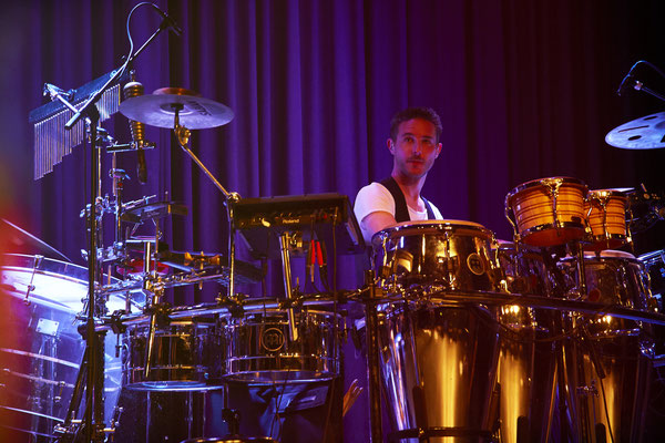 Thomas Sporrer steht hinter seinem Percussion Set während eines Konzerts in Starnberg