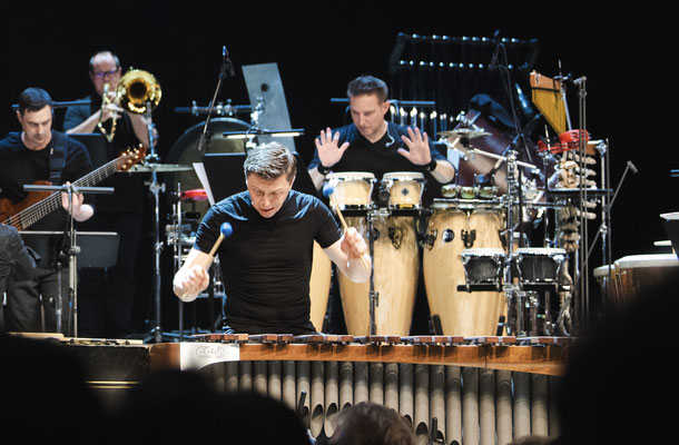 Thomas Sporrer an der Percussion und Martin Grubinger an der Marimba bei einem Konzert in der Isarphilharmonie München 