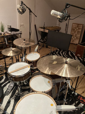 Mikrofoniertes Schlagzeug im Aufnahmeraum der Planet-Ton-Studios