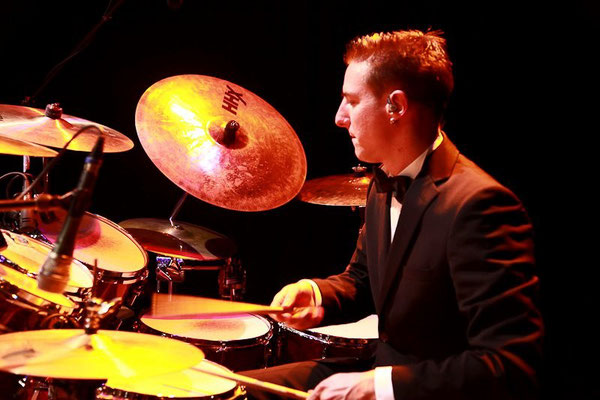 Thomas Sporrer spielt sein Sonor Schlagzeug bei einem Gala Konzert im Kurhaus Göggingen