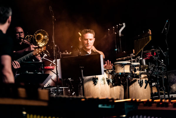 Thomas Sporrer an seinem Percussion Set während des Konzerts in der Wunderino Arena Kiel mit Martin Grubinger und dem Percussive Planet Ensemble
