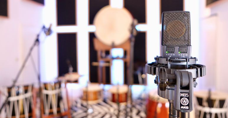 AKG C414 vor mikrofonierten Taikos im Aufnahmeraum der Planet-Ton-Studios