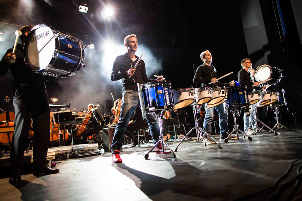 Thomas Sporrer spiel mit der Drumline, Einshoch6 und einem Orchester in der Jahrhunderthalle in Frankfurt 