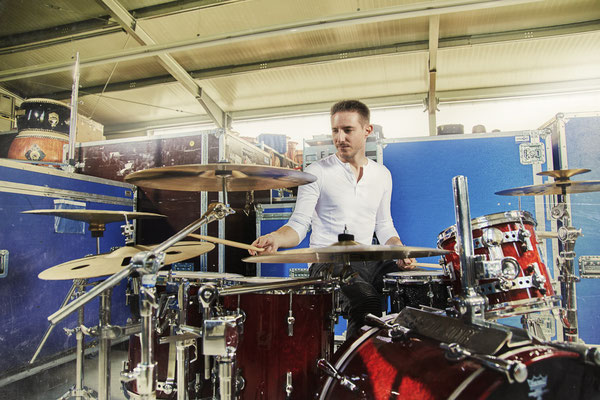 Thomas Sporrer spielt auf seinem Sonor Designer Schlagzeug in einer Lagerhalle.