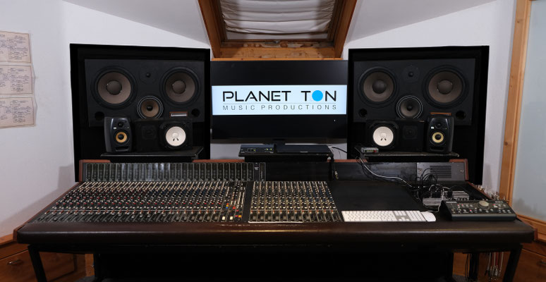 Mischpult und Monitore im Regieraum der Planet-Ton-Studios
