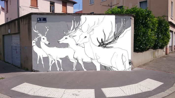 Composition légère blanc sur fond gris originel du mur 