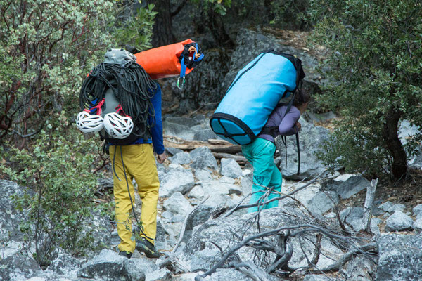 Walking the heavy bags to the base of El Capitan. Picture by Johannes Ingrisch @adidas outdoor