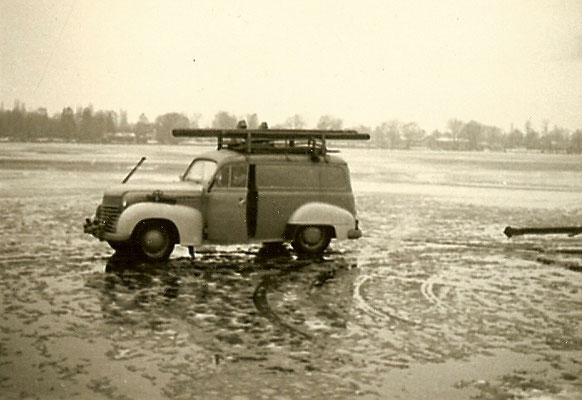 Mit dem Auto auf der zugefrorenen Scharfen Lanke 1964