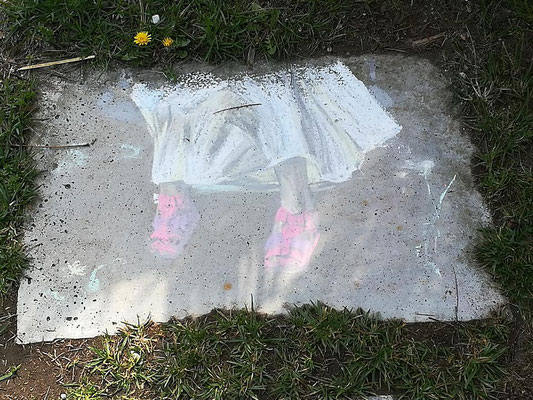 Ellen Wolf (RUFA), 2019 - gessetti colorati su cemento; ph. di Maila Buglioni