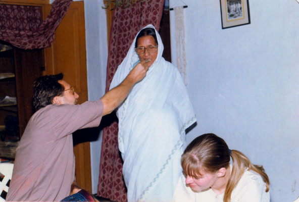 Engagement ceremony with Susanne in the house of Madalsabehn Bajaj (feeded with sweets) in Gopuri, India, 1993.